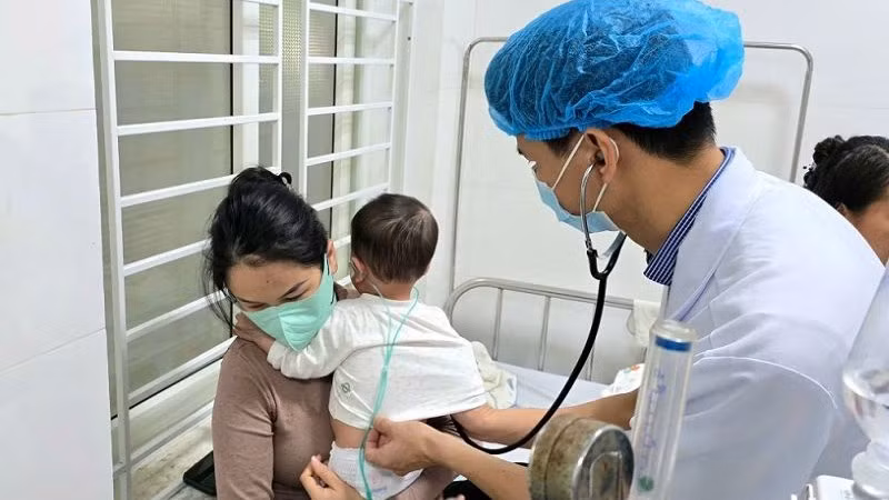 Bác sĩ Khoa Bệnh Nhiệt đới (Bệnh viện Sản-Nhi Nghệ An) khám cho bệnh nhi mắc sởi.
