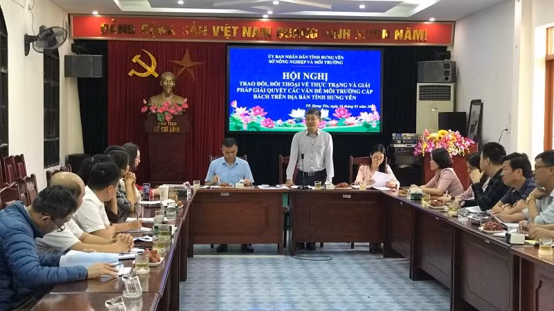 Sở Nông nghiệp và Môi trường tỉnh Hưng Yên đối thoại với một số cơ quan báo chí và người dân về tình trạng môi trường bị ô nhiễm ở một số khu vực trên địa bàn tỉnh Hưng Yên.