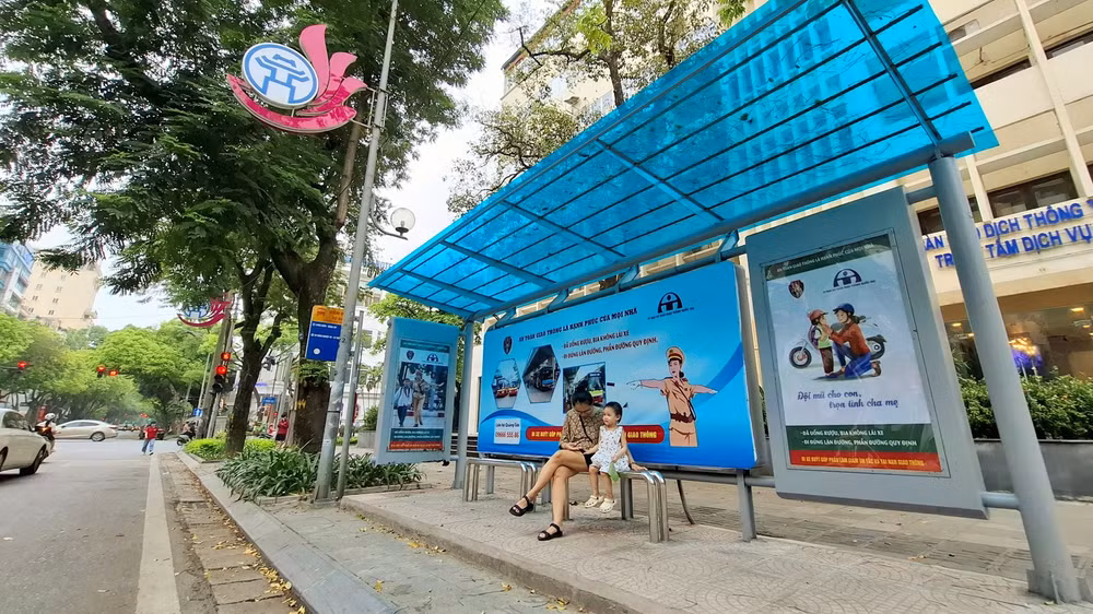 Nhà chờ xe buýt được đầu tư khang trang, sạch sẽ.