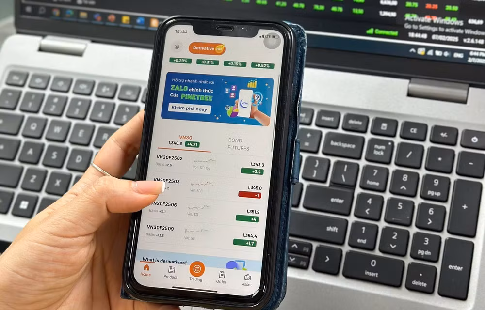Các sản phẩm phái sinh mới sẽ thúc đẩy sự phát triển của thị trường chứng khoán Việt Nam. Các sản phẩm phái sinh mới sẽ thúc đẩy sự phát triển của thị trường chứng khoán Việt Nam.
