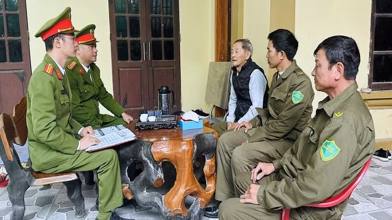 Công an phường Thanh Tuyền, thành phố Phủ Lý tuyên truyền nhân dân tham gia tố giác tội phạm.