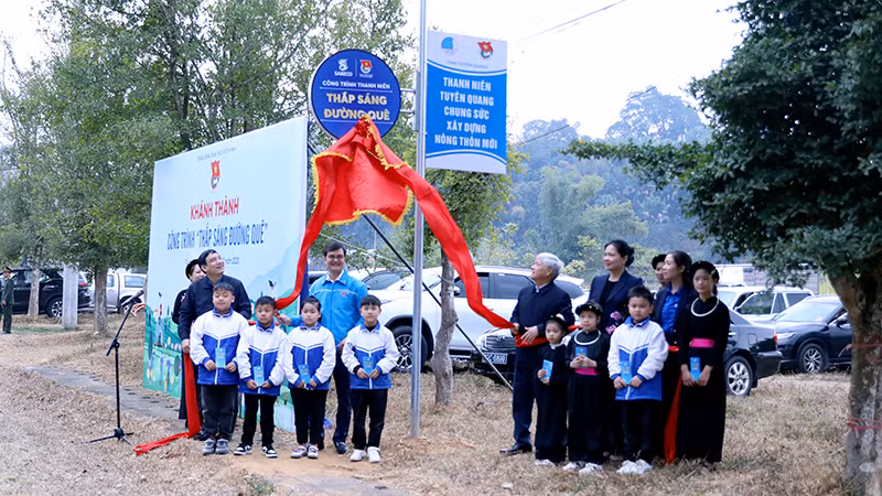 Đồng chí Đỗ Văn Chiến và các đồng chí lãnh đạo Trung ương Đoàn, lãnh đạo tỉnh Tuyên Quang kéo băng khánh thành công trình thắp sáng đường quê tại thôn Tân Lập, xã Tân Trào, huyện Sơn Dương.