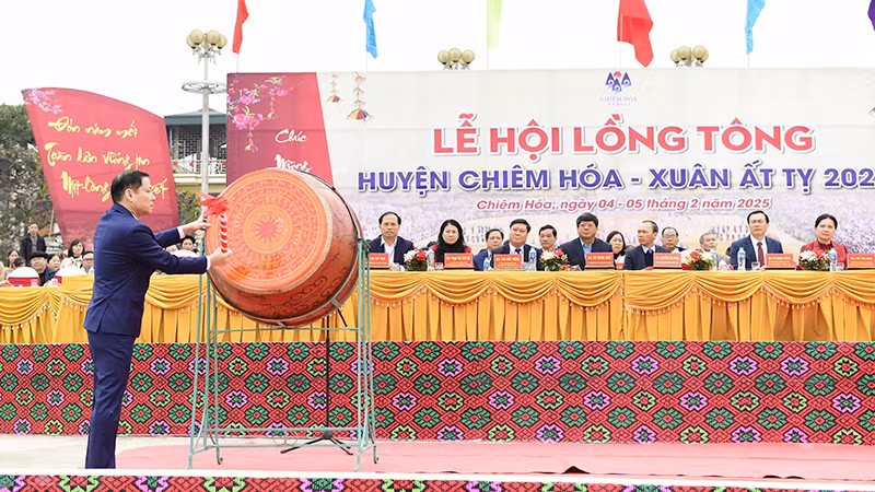 Chủ tịch UBND huyện Chiêm Hóa, tỉnh Tuyên Quang Nguyễn TIến Dũng đánh trống khai hội.