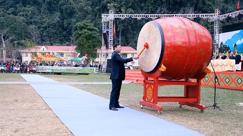 Chủ tịch Ủy ban nhân dân huyện Lâm Bình Lê Thế Đạt đánh trống khai hội Lồng Tông xuân Ất Tỵ 2025.