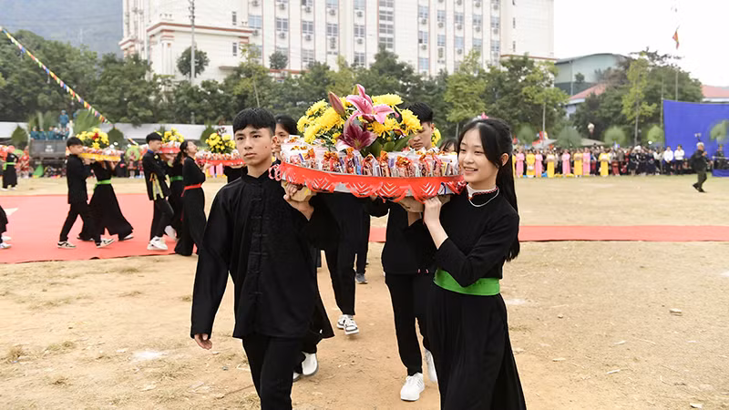 Nam thanh, nữ tú người dân tộc Tày thực hiện nghi thức dâng mâm Tồng.