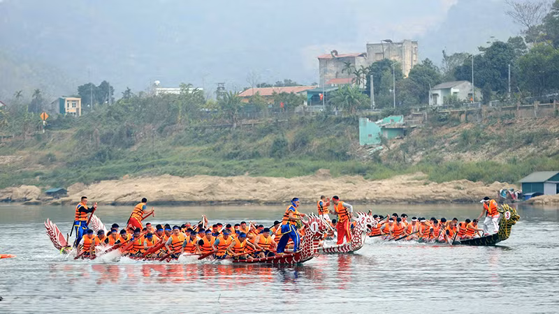 Hội sông nước độc đáo, thể hiện tinh thần đoàn kết, lòng dũng cảm và khát khao chinh phục thiên nhiên của người dân vùng sông nước Tuyên Quang.