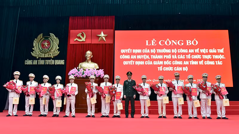 Đại tá Phạm Kim Đĩnh, Giám đốc Công an tỉnh Tuyên Quang tặng hoa và quà các đồng chí nghỉ công tác hưởng chế độ hưu trí. Đại tá Phạm Kim Đĩnh, Giám đốc Công an tỉnh Tuyên Quang tặng hoa và quà các đồng chí nghỉ công tác hưởng chế độ hưu trí.