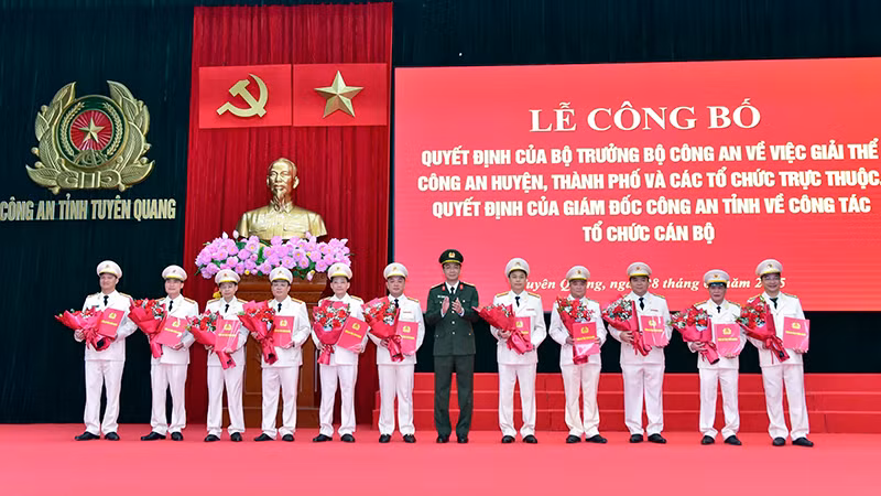 Đại tá Phạm Kim Đĩnh, Giám đốc Công an tỉnh Tuyên Quang trao quyết định điều động, bố trí, sắp xếp cho các đồng chí nhận nhiệm vụ mới.