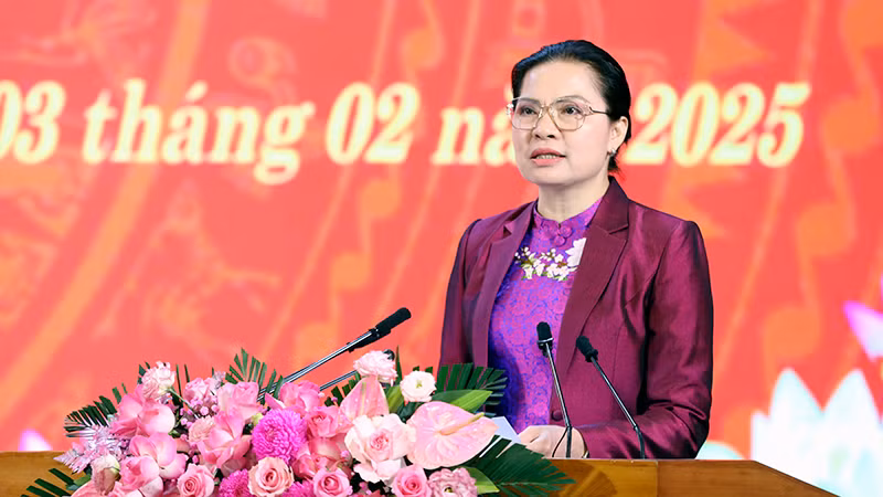 Đồng chí Hà Thị Nga, Ủy viên Trung ương Đảng, Bí thư Tỉnh ủy, Trưởng Đoàn đại biểu Quốc hội tỉnh Tuyên Quang phát biểu tại buổi gặp mặt. Đồng chí Hà Thị Nga, Ủy viên Trung ương Đảng, Bí thư Tỉnh ủy, Trưởng Đoàn đại biểu Quốc hội tỉnh Tuyên Quang phát biểu tại buổi gặp mặt.