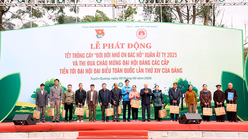 Đồng chí Đỗ Văn Chiến tặng quà người có uy tín trên địa bàn huyện Sơn Dương.