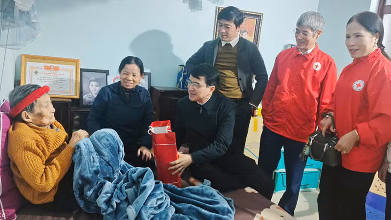 Cán bộ Hội Chữ thập đỏ Thanh Hóa thăm, tặng quà Bà mẹ Việt Nam anh hùng ở thành phố Sầm Sơn.