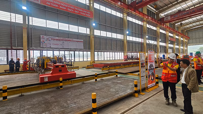 Công nhân vận hành thiết bị sản xuất tại nhà máy. Công nhân vận hành thiết bị sản xuất tại nhà máy.
