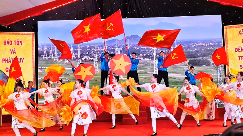 Một cảnh nêu bật khí thế, khát vọng của Đảng bộ, nhân dân Thanh Hóa trong dựng xây quê hương giàu đẹp. Một cảnh nêu bật khí thế, khát vọng của Đảng bộ, nhân dân Thanh Hóa trong dựng xây quê hương giàu đẹp.
