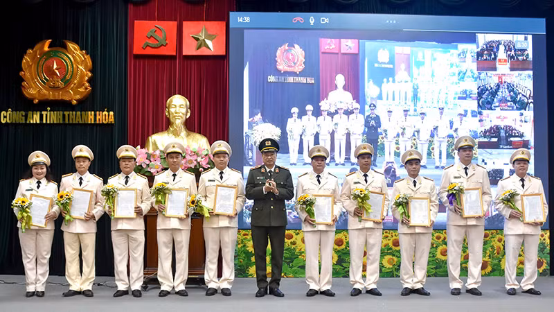 Lãnh đạo Công an tỉnh Thanh Hóa trao quyết định điều động, luân chuyển cán bộ, chiến sĩ.