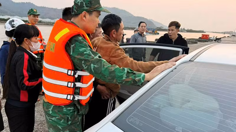 Ngư dân bị tai nạn tiếp tục được trung chuyển, đưa đến cơ sở y tế cấp cứu.