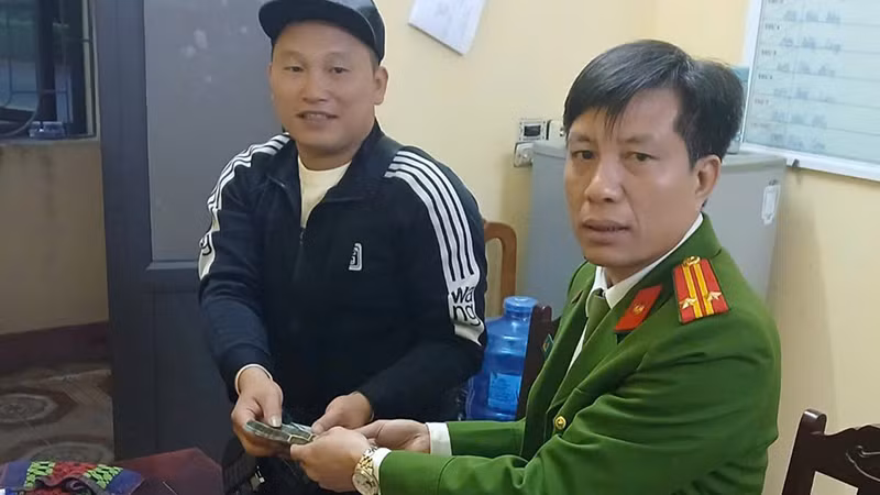 Công an xã Hoằng Cát bàn giao tài sản chuyển nhầm cho người được chủ sở hữu ủy quyền. Công an xã Hoằng Cát bàn giao tài sản chuyển nhầm cho người được chủ sở hữu ủy quyền.