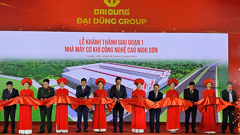 Các đại biểu cắt băng khánh thành, đưa nhà máy cơ khí công nghệ cao vào hoạt động.