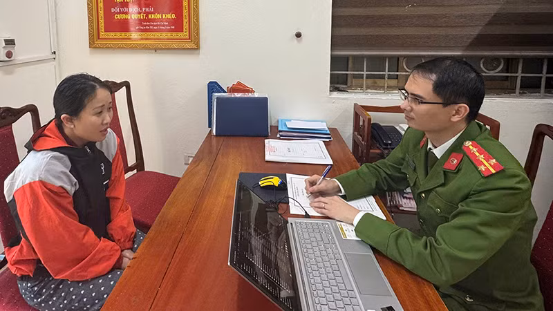 Công an xét hỏi đối tượng liên quan vụ trọng án.