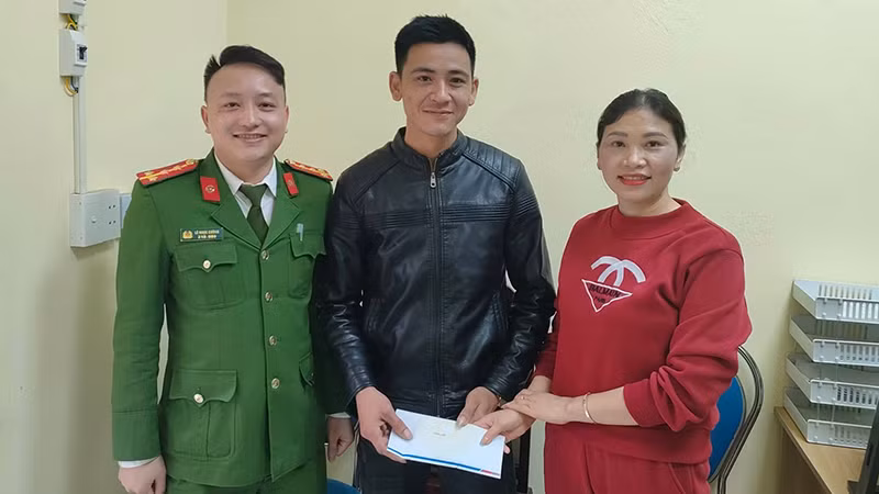 Công an tổ chức cho hai công dân giao, nhận lại tài sản.