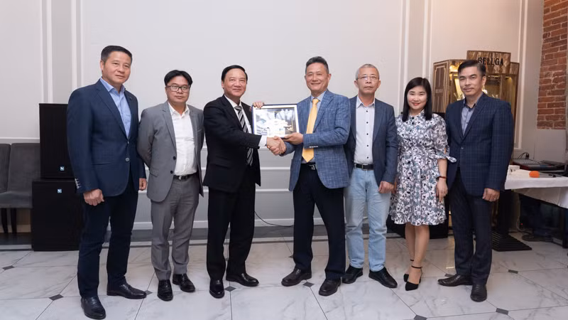 Phó Chủ tịch Quốc hội Nguyễn Khắc Định tặng quà đại diện cộng đồng người Việt tại Saint Petersburg. (Ảnh: THANH THỂ)