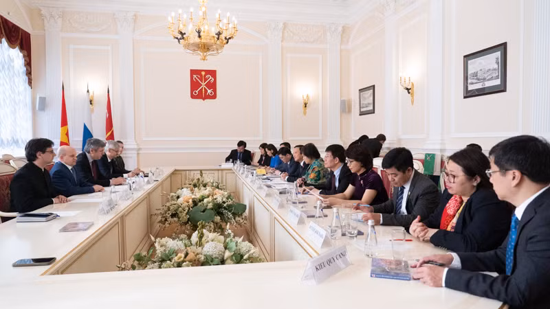 Quang cảnh buổi gặp làm việc giữa Đoàn đại biểu Quốc hội Việt Nam và đại diện Ủy ban Đối ngoại Saint Petersburg. (Ảnh: THANH THỂ)