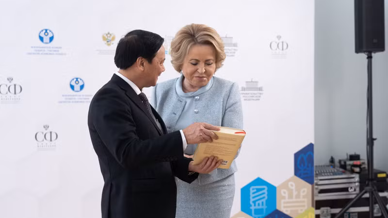Phó Chủ tịch Quốc hội Nguyễn Khắc Định tặng bà Matviyenko cuốn sách của Tổng Bí thư Nguyễn Phú Trọng. (Ảnh: THANH THỂ)