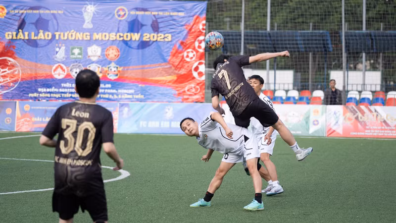Một pha bóng trong trận chung kết giải lão tướng. (Ảnh: THANH THỂ)