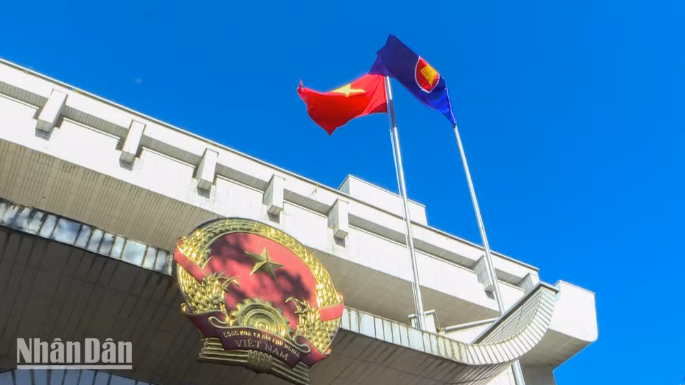 Lễ thượng cờ ASEAN là thông lệ chính thức được 10 quốc gia thành viên ASEAN cử hành vào ngày 8/8 hằng năm. ẢNH: KHẢI HOÀN