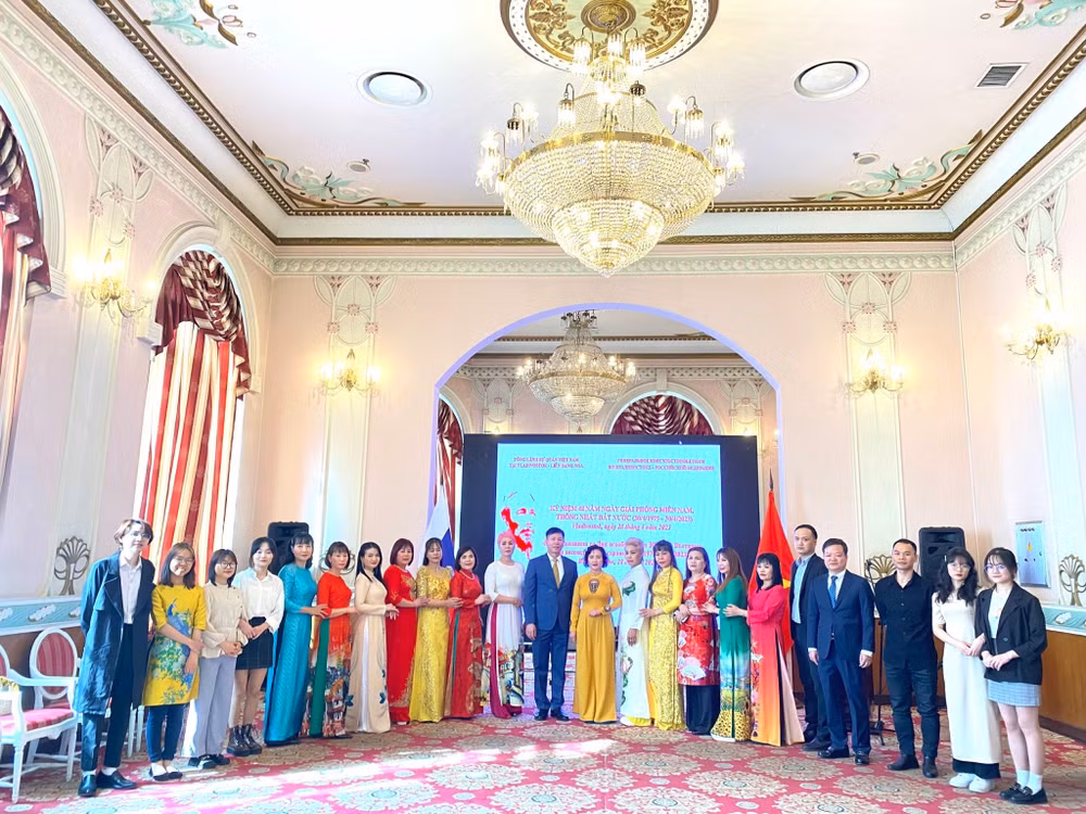 Các đại biểu chụp ảnh lưu niệm.