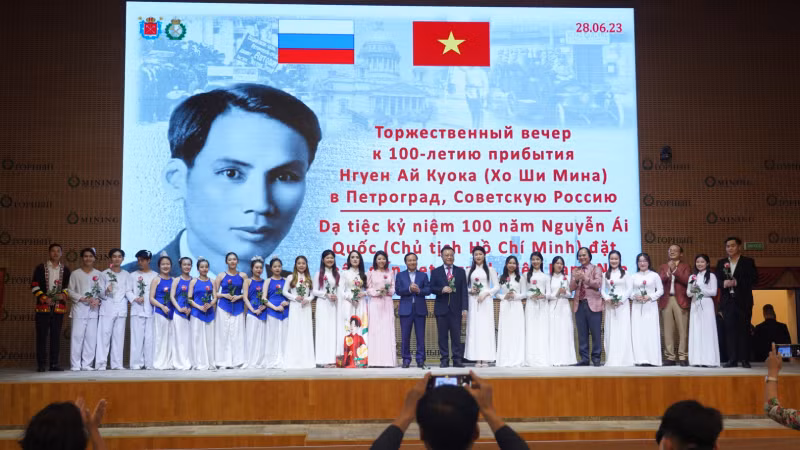 Dạ tiệc kỷ niệm 100 năm Ngày Chủ tịch Hồ Chí Minh lần đầu đến Petrograd. (Ảnh: THANH THỂ) Dạ tiệc kỷ niệm 100 năm Ngày Chủ tịch Hồ Chí Minh lần đầu đến Petrograd. (Ảnh: THANH THỂ)