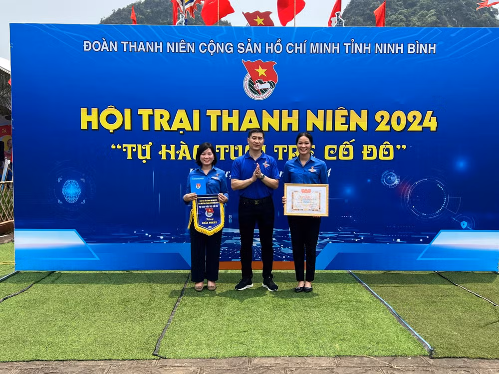 Đồng chí Trịnh Như Lâm, Bí thư Tỉnh đoàn Ninh Bình trao bằng khen và cờ cho đơn vị đoạt giải Nhất. Đồng chí Trịnh Như Lâm, Bí thư Tỉnh đoàn Ninh Bình trao bằng khen và cờ cho đơn vị đoạt giải Nhất.