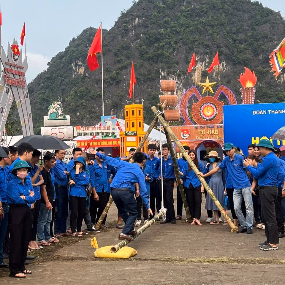 Các đoàn viên, thanh niên tham gia các trò chơi dân gian tại Hội trại thanh niên năm 2024. Các đoàn viên, thanh niên tham gia các trò chơi dân gian tại Hội trại thanh niên năm 2024.