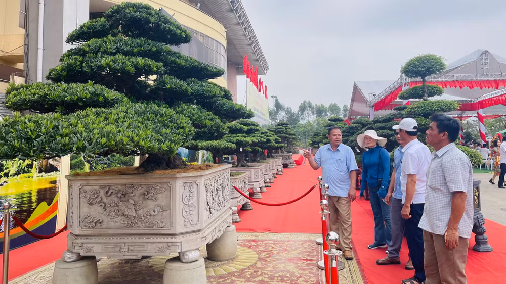 Triển lãm thu hút đông đảo người dân và du khách tham quan. Triển lãm thu hút đông đảo người dân và du khách tham quan.