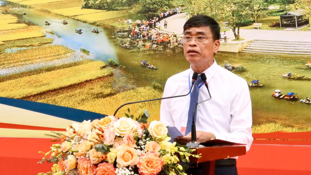 Chủ tịch Ủy ban thành phố Ninh Bình, Trưởng Ban Tổ chức triển lãm Đinh Văn Thứ phát biểu khai mạc triển lãm. Chủ tịch Ủy ban thành phố Ninh Bình, Trưởng Ban Tổ chức triển lãm Đinh Văn Thứ phát biểu khai mạc triển lãm.