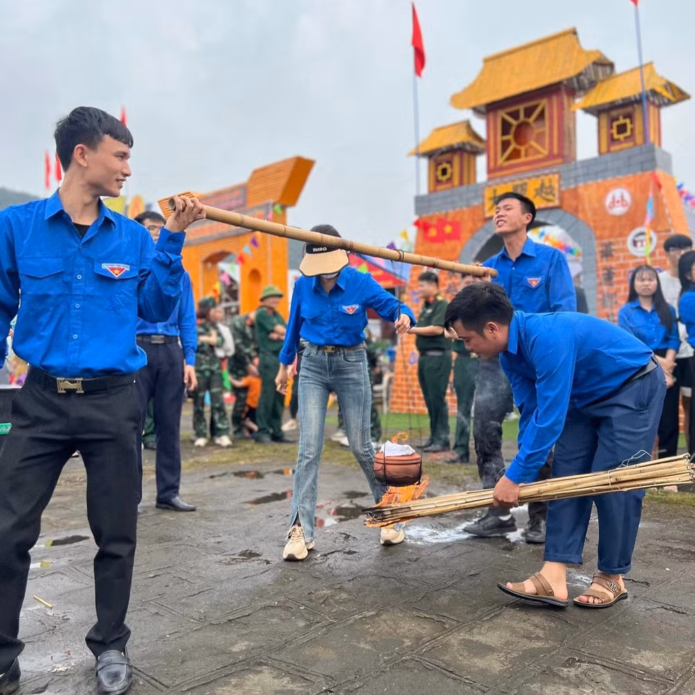 Các hoạt động tại Hội trại nhằm tăng cường tinh thần đoàn kết, rèn luyện sự khéo léo và khả năng làm việc theo nhóm cho đoàn viên, thanh niên. Các hoạt động tại Hội trại nhằm tăng cường tinh thần đoàn kết, rèn luyện sự khéo léo và khả năng làm việc theo nhóm cho đoàn viên, thanh niên.