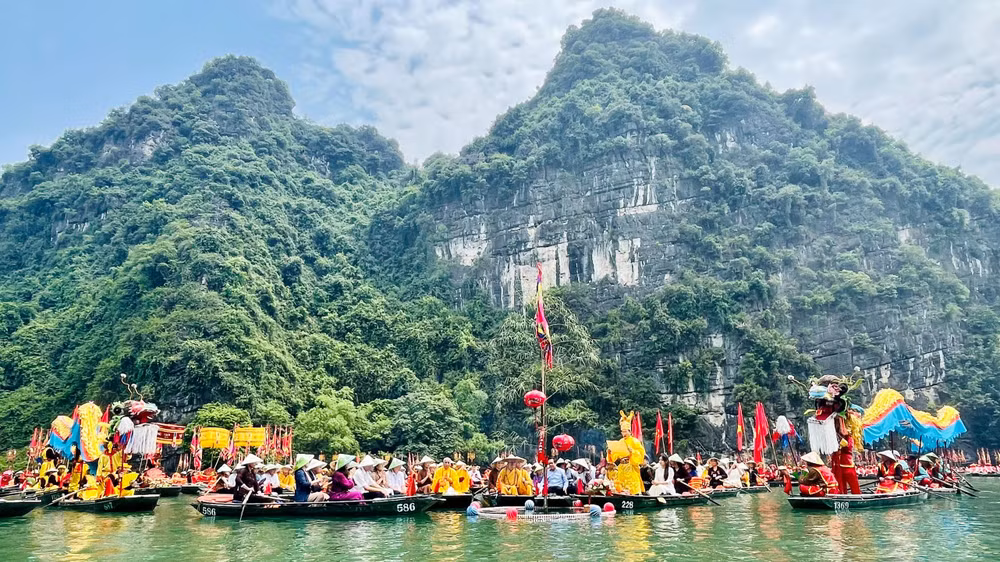 Các đại biểu thực hiện nghi thức rước nước tại Lễ hội Tràng An. Các đại biểu thực hiện nghi thức rước nước tại Lễ hội Tràng An.