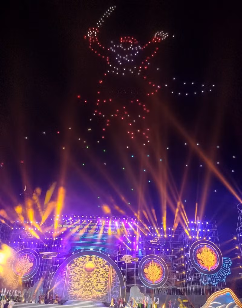 Màn trình diễn ánh sáng drone light, mô phỏng sinh động câu chuyện về Vua Đinh Tiên Hoàng. (Ảnh: Văn Lúa) Màn trình diễn ánh sáng drone light, mô phỏng sinh động câu chuyện về Vua Đinh Tiên Hoàng. (Ảnh: Văn Lúa)