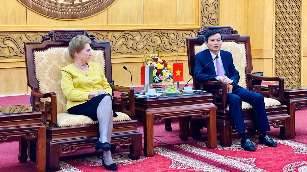 Đồng chí Đoàn Minh Huấn, Bí thư Tỉnh ủy Ninh Bình trao đổi cùng bà Márta Mátrai, Phó Chủ tịch thứ nhất Quốc hội Hungary.