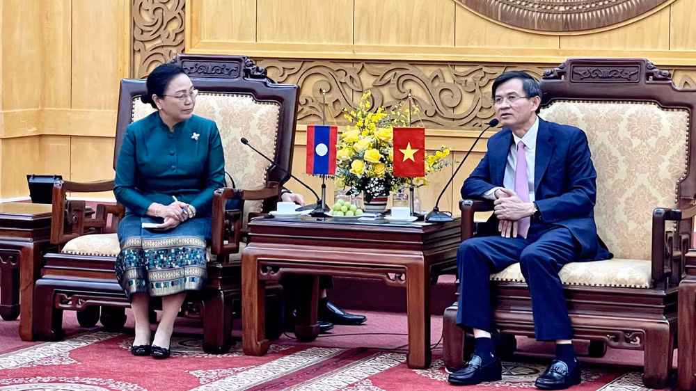 Đồng chí Khamphao Ernthavanh, Đại sứ Đặc mệnh toàn quyền nước CHDCND Lào tại Việt Nam khẳng định, mối quan hệ truyền thống tốt đẹp, sự gắn bó thủy chung giữa nhân dân hai nước được Chủ tịch Hồ Chí Minh, Chủ tịch Kaysone Phomvihane, Chủ tịch Souphanouvong đặt nền móng, được các thế hệ lãnh đạo kế tục của hai Đảng, hai Nhà nước và nhân dân hai nước dày công vun đắp đã trở thành mối quan hệ mẫu mực, thủy chung hiếm có. Đồng chí Khamphao Ernthavanh, Đại sứ Đặc mệnh toàn quyền nước CHDCND Lào tại Việt Nam khẳng định, mối quan hệ truyền thống tốt đẹp, sự gắn bó thủy chung giữa nhân dân hai nước được Chủ tịch Hồ Chí Minh, Chủ tịch Kaysone Phomvihane, Chủ tịch Souphanouvong đặt nền móng, được các thế hệ lãnh đạo kế tục của hai Đảng, hai Nhà nước và nhân dân hai nước dày công vun đắp đã trở thành mối quan hệ mẫu mực, thủy chung hiếm có.