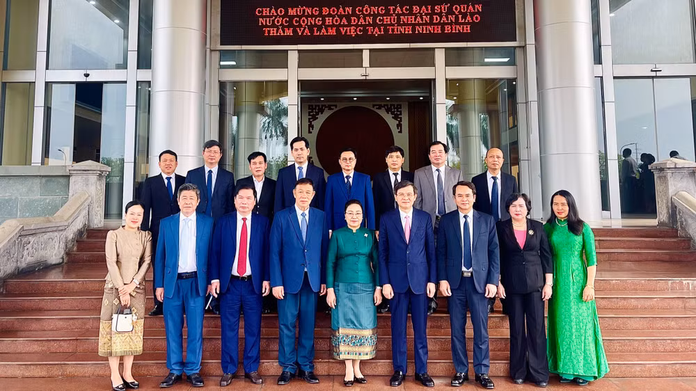 Trong không khí Tết cổ truyền của Lào - Bun Pi May 2024, các đồng chí lãnh đạo tỉnh Ninh Bình chúc đoàn công tác năm mới nhiều thành công, hạnh phúc và sức khỏe. Trong không khí Tết cổ truyền của Lào - Bun Pi May 2024, các đồng chí lãnh đạo tỉnh Ninh Bình chúc đoàn công tác năm mới nhiều thành công, hạnh phúc và sức khỏe.