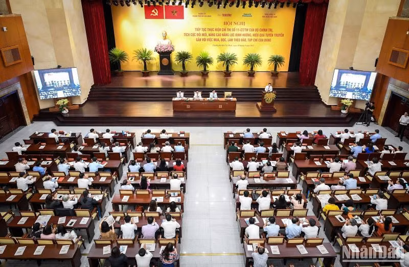 Quang cảnh Hội nghị “Tiếp tục thực hiện Chỉ thị số 11-CT/TW của Bộ Chính trị, tích cực đổi mới, nâng cao năng lực định hướng, hiệu quả tuyên truyền gắn với việc mua, đọc, làm theo báo, tạp chí của Đảng”.
