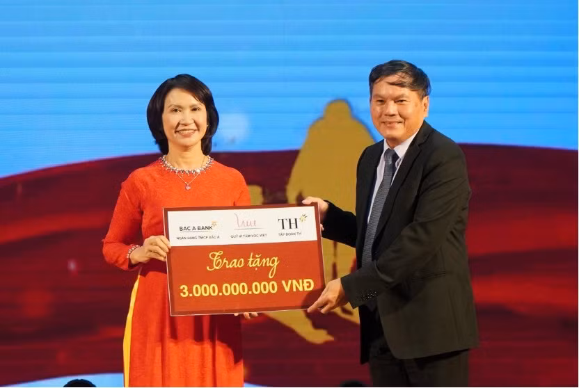 Ông Nguyễn Công Vĩnh, đại diện ba đơn vị trao tặng món quà ý nghĩa này tới UBND tỉnh Đắk Nông. Ông Nguyễn Công Vĩnh, đại diện ba đơn vị trao tặng món quà ý nghĩa này tới UBND tỉnh Đắk Nông.