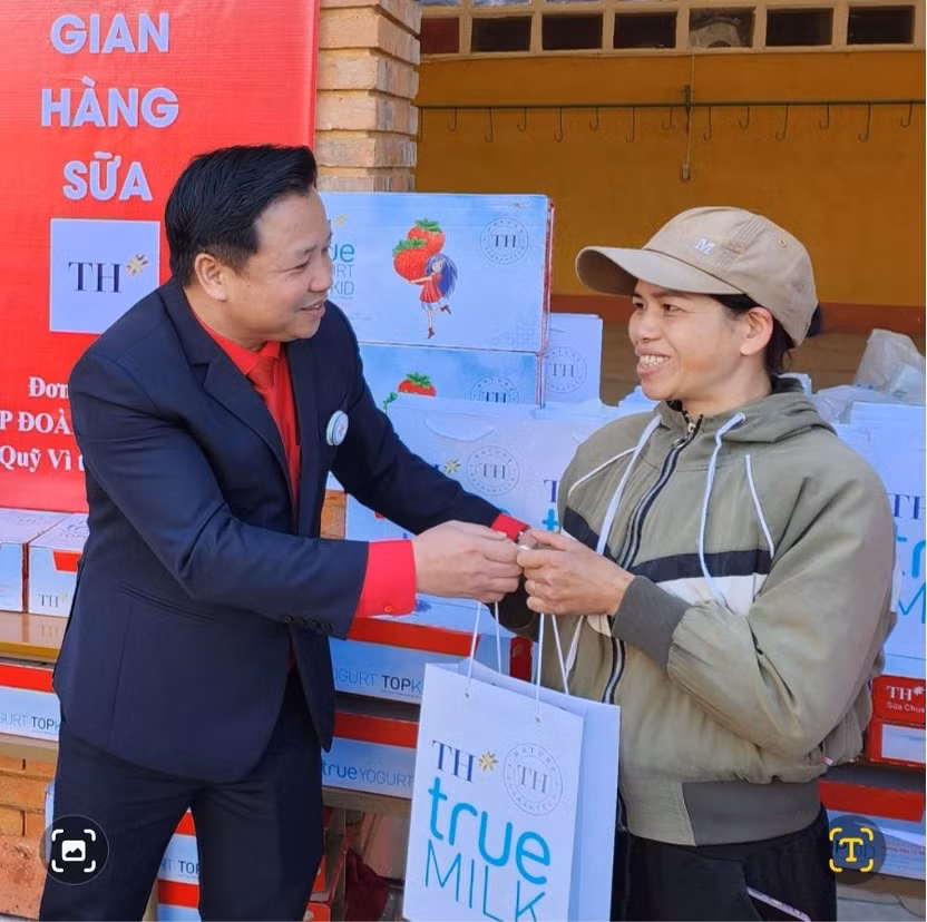 Lãnh đạo Trung ương Hội Chữ thập đỏ Việt Nam trao phần quà TH true MILK cho người dân có hoàn cảnh khó khăn tại Hội chợ Tết Nhân ái tỉnh Lâm Đồng. Lãnh đạo Trung ương Hội Chữ thập đỏ Việt Nam trao phần quà TH true MILK cho người dân có hoàn cảnh khó khăn tại Hội chợ Tết Nhân ái tỉnh Lâm Đồng.
