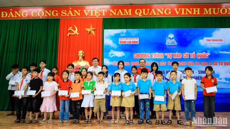 Lãnh đạo Ban Tuyên giáo Tỉnh ủy Thanh Hóa cùng Báo Người Lao động trao học bổng cho học sinh.