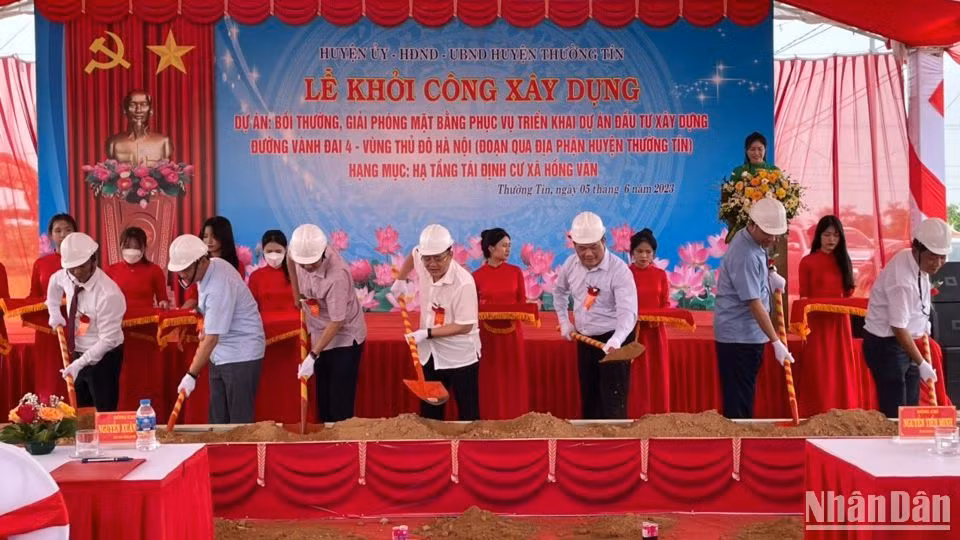 Các đại biểu thực hiện khởi công khu tái định cư phục vụ đường Vành đai 4 - Vùng Thủ đô tại xã Hồng Vân, huyện Thường Tín.