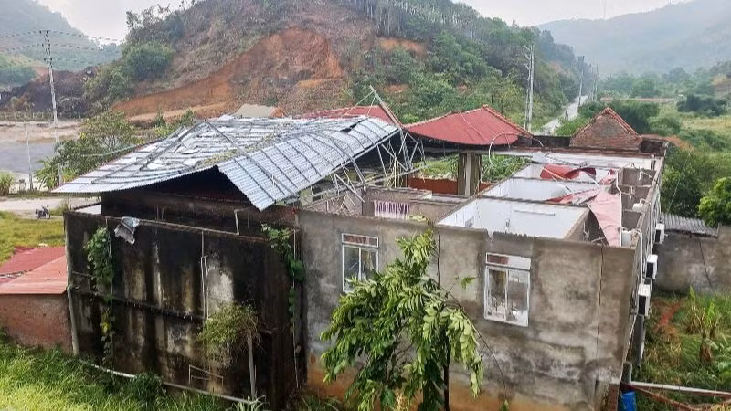 Nhà dân ở huyện Bảo Yên bị lốc xoáy hư hỏng. (Ảnh: TRỊNH DUYÊN)