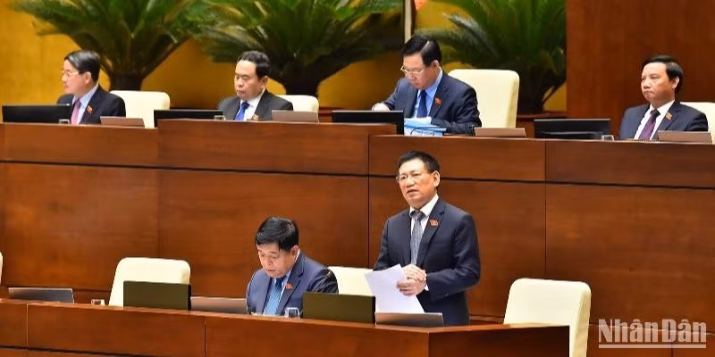 Bộ trưởng Tài chính Hồ Đức Phớc báo cáo giải trình, làm rõ một số vấn đề các đại biểu Quốc hội quan tâm. (Ảnh: THỦY NGUYÊN)
