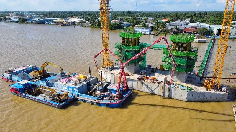 Xây dựng mố cầu Rạch Miễu 2.