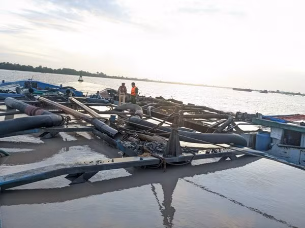 Các phương tiện khai thác cát trái phép bị lực lượng chức năng bắt giữ.
