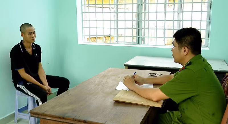 Công an thị xã Cai Lậy làm việc đối tượng Nguyễn Hữu Quyên. Công an thị xã Cai Lậy làm việc đối tượng Nguyễn Hữu Quyên.